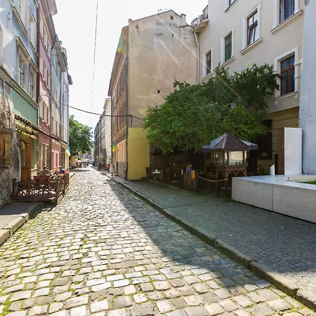 на вулиці федорова 29 біля площі ринок підвальна