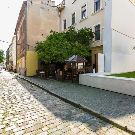 на вулиці федорова 29 біля площі ринок підвальна