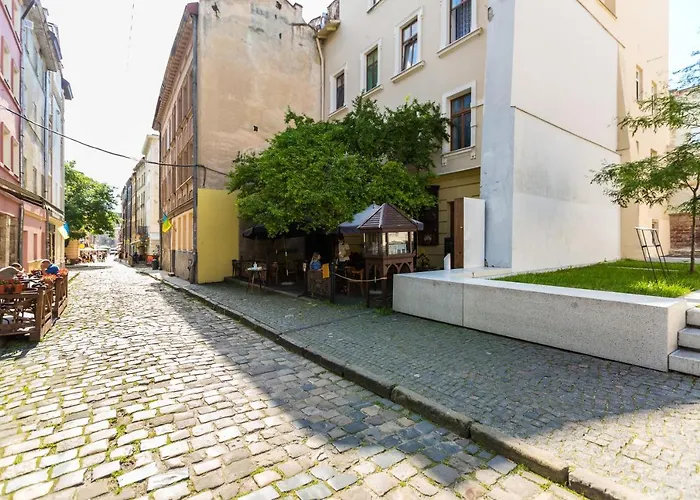 на вулиці федорова 29 біля площі ринок підвальна